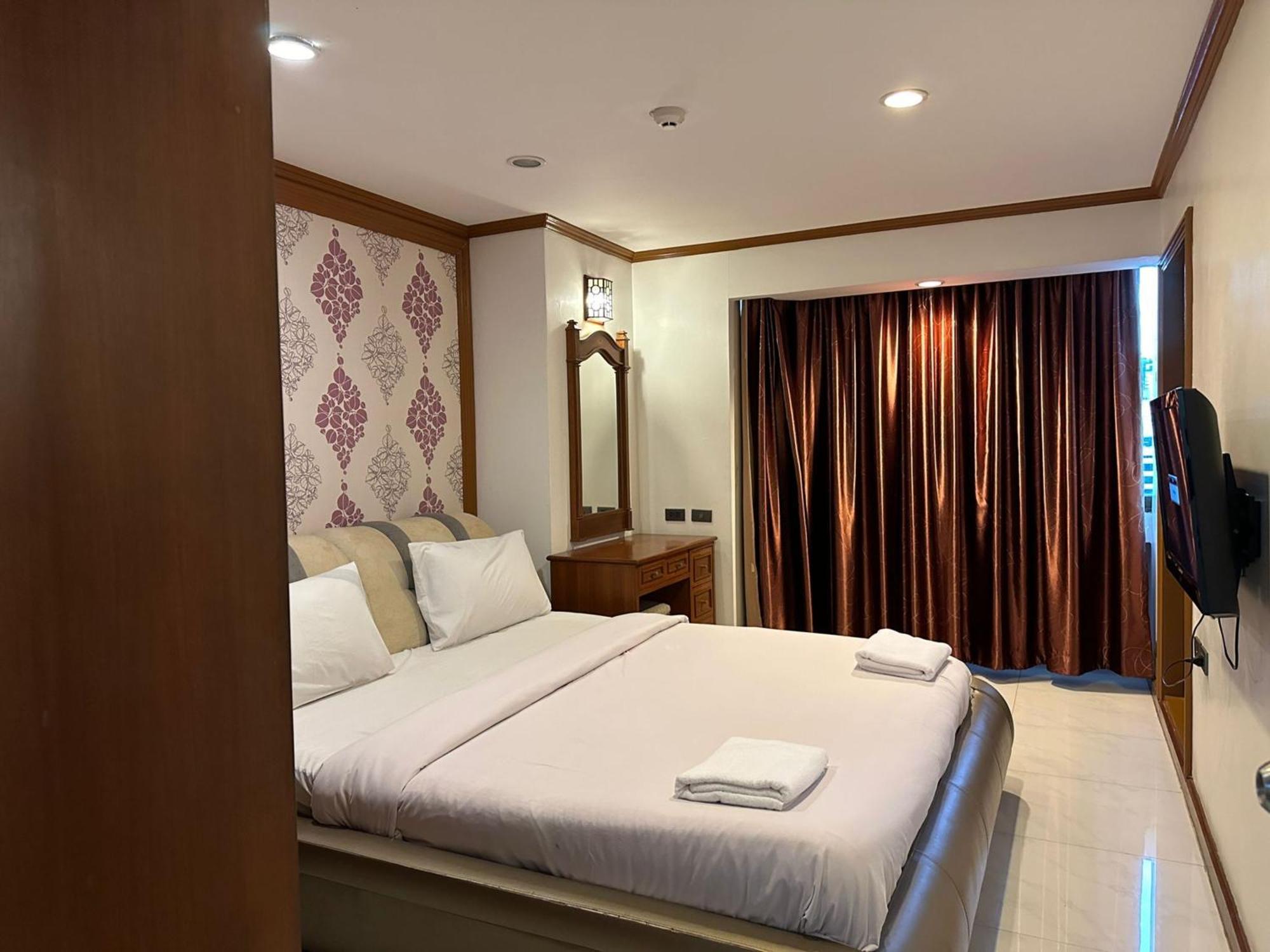 Apartment Omni Tower Cozy By Direct Bangkok