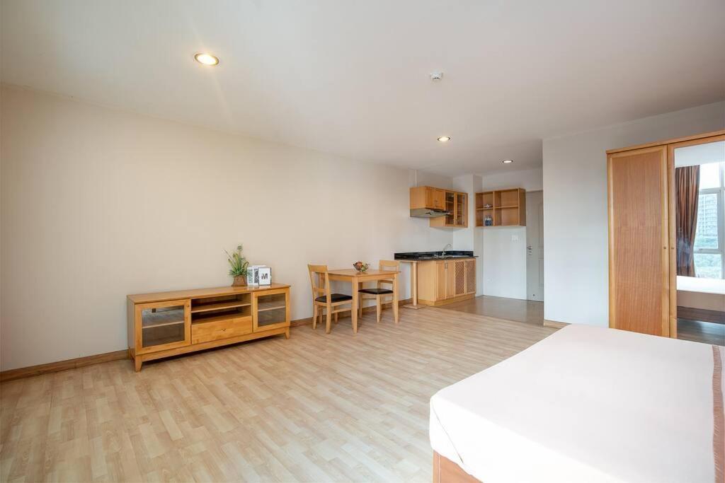 181 Ekkamai Minimal Apartment