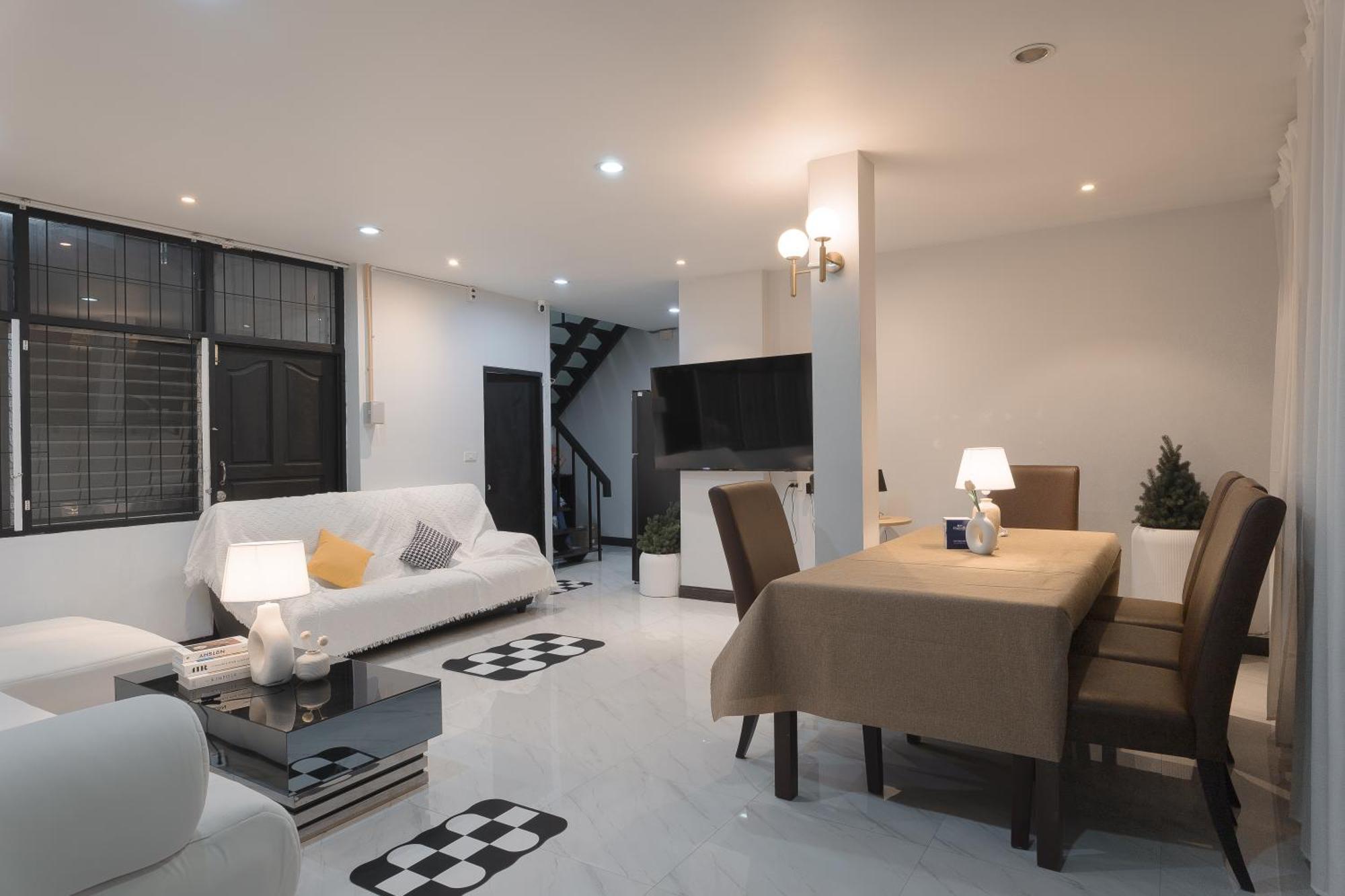 Vakantiehuis Single House 5br Parking And Kitchen In Sukhumvit49-1 Bangkok