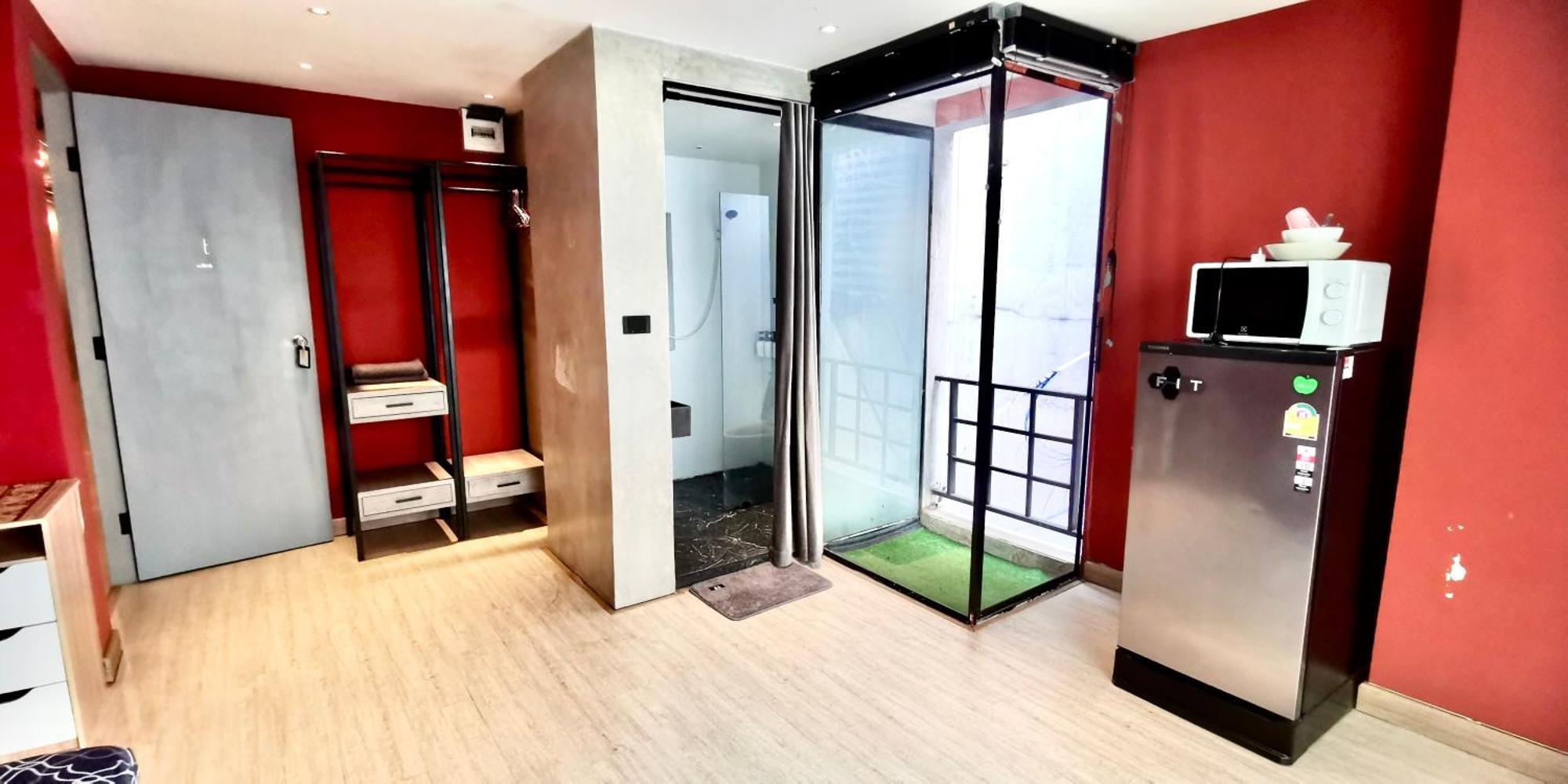 Hip And Funky Silom Soi 3, With Rooftop View Apartment
