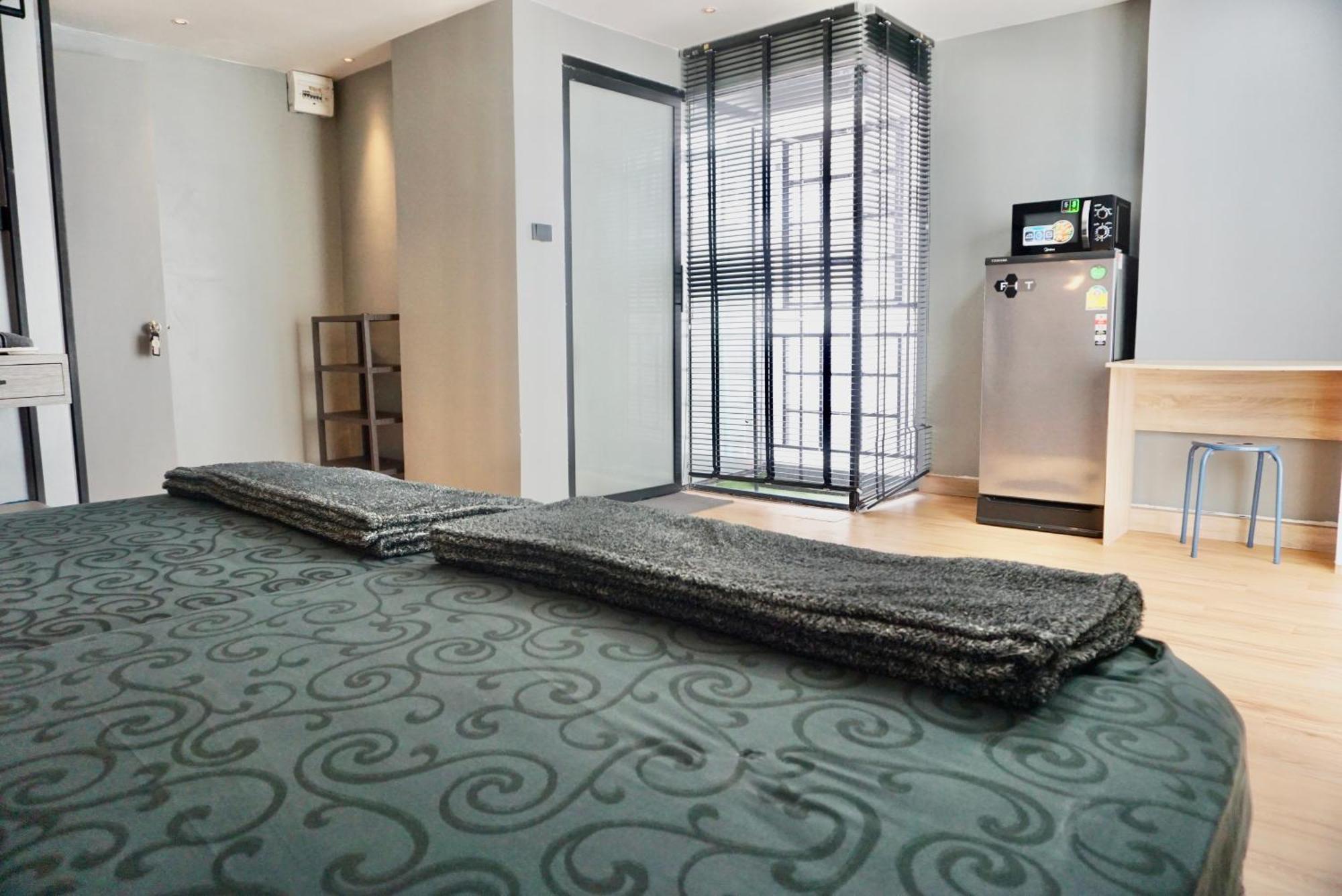 Hash Silom Soi 3 - Hip And Funky With Rooftop View Apartment