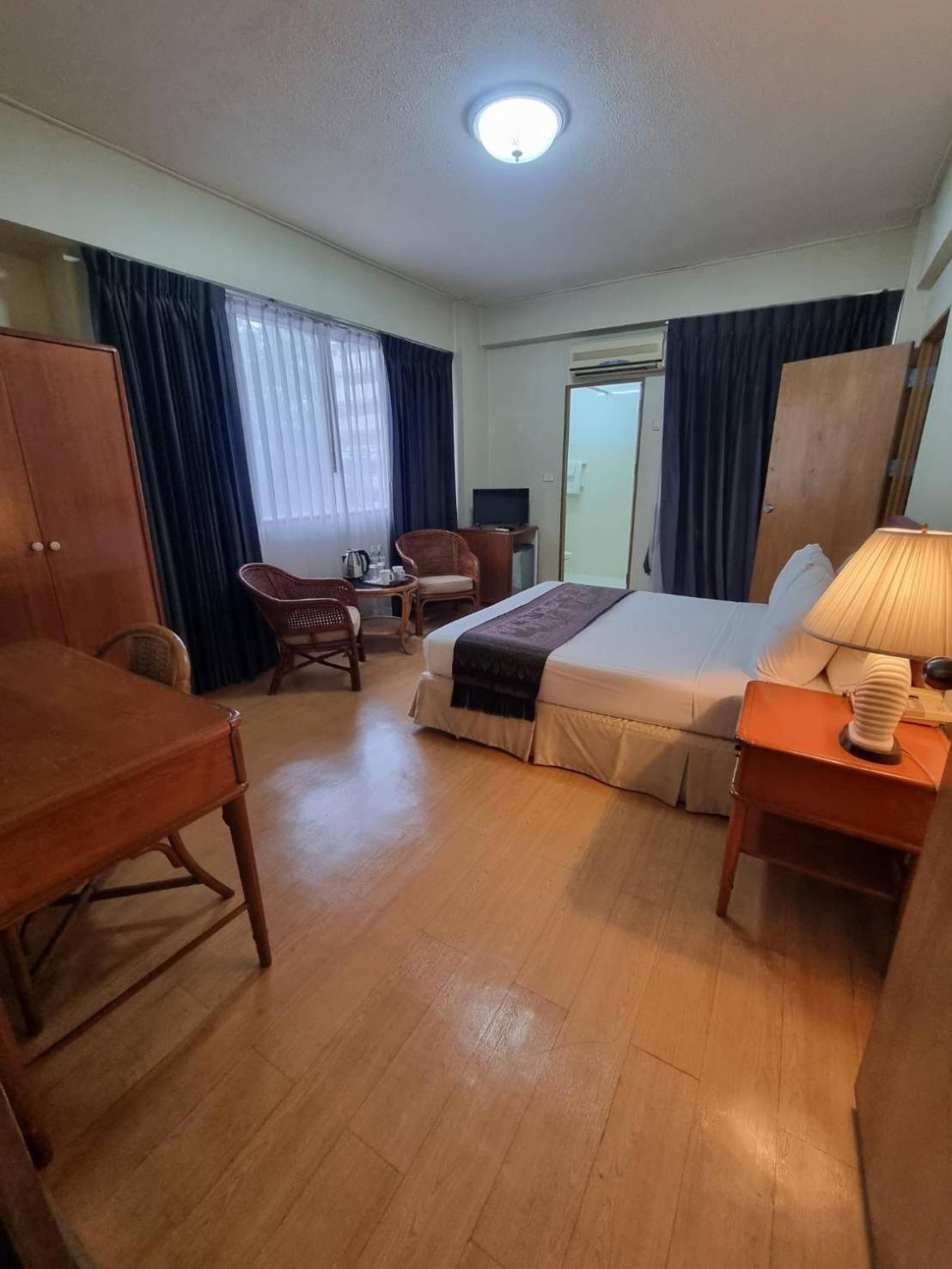 12pm Hotel