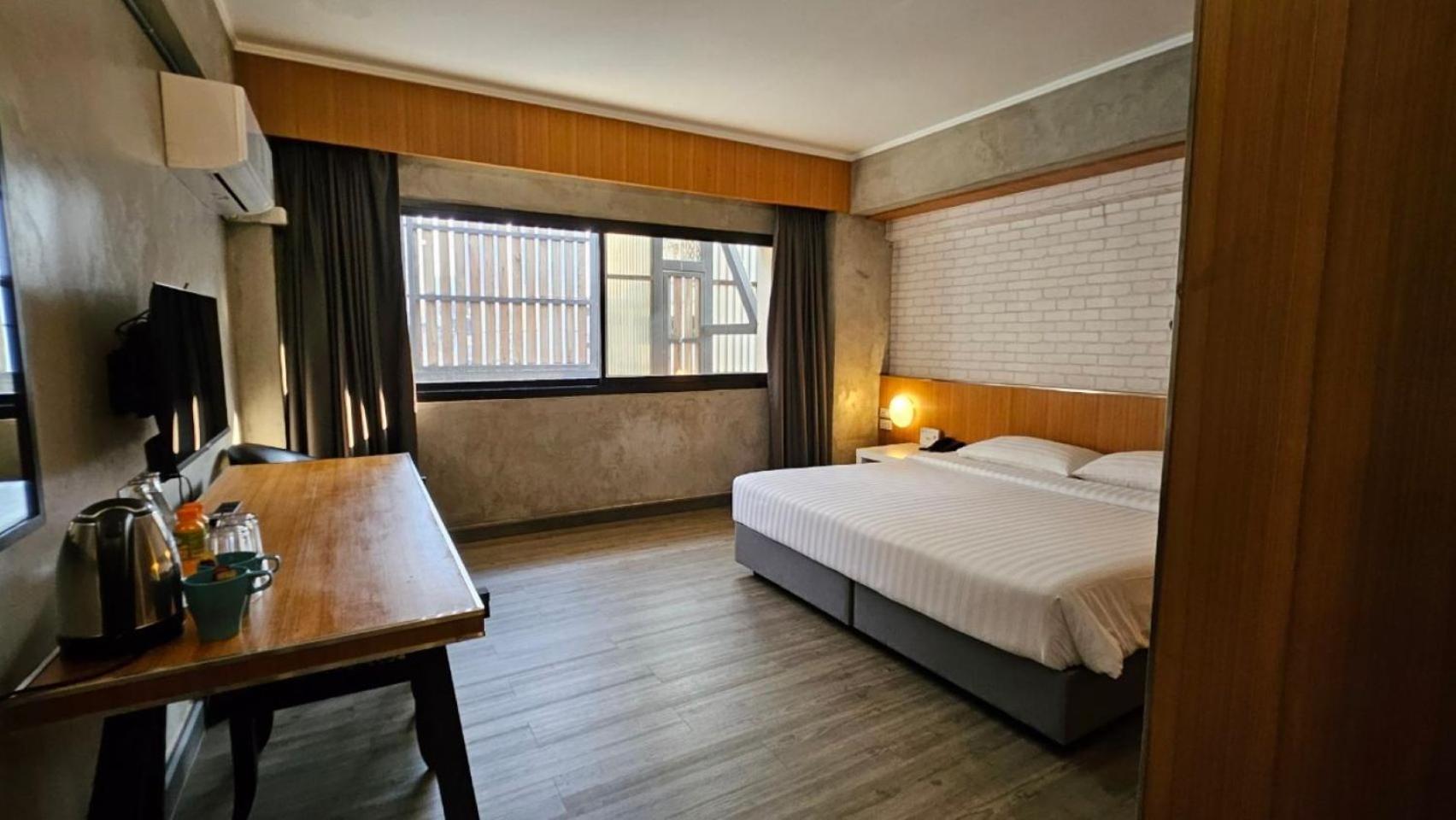 White Palace 3*