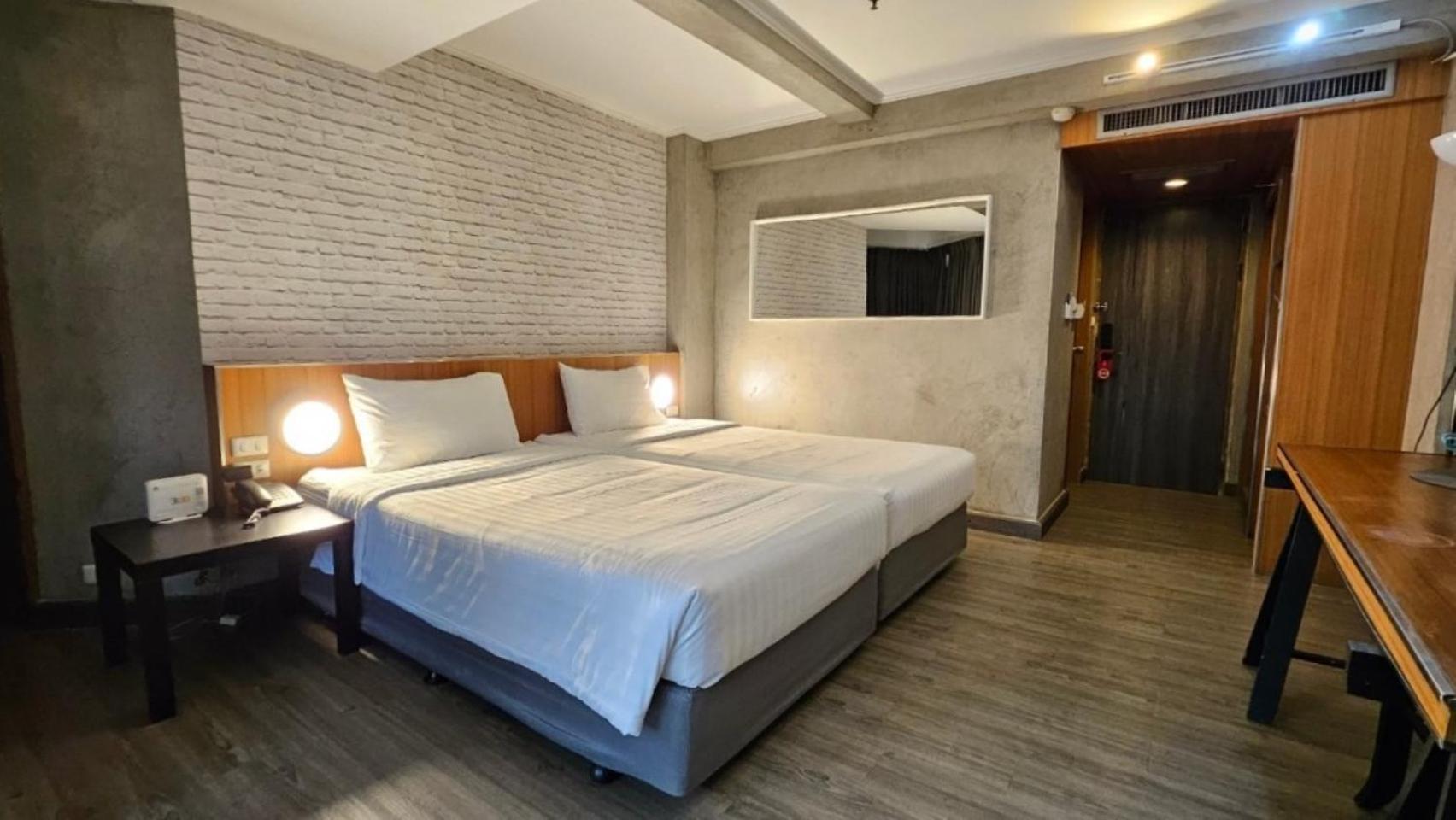 White Palace 3*