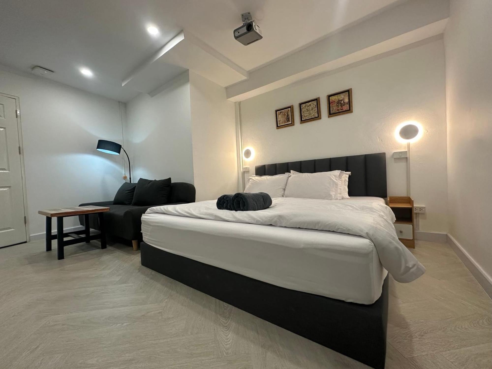 The White Den Sukhumvit 44 Albergue *