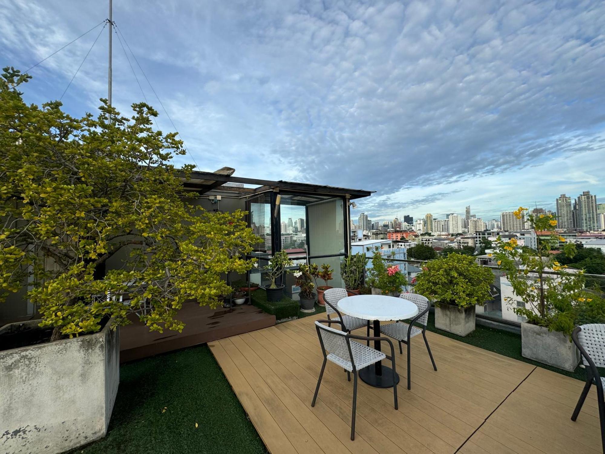 Apartment W8 Rise Lux Condo, 3 Bedroom Penthouse, Hip Bkk 5 Min From Thonglo Bts Station, Ok After The Earthquake