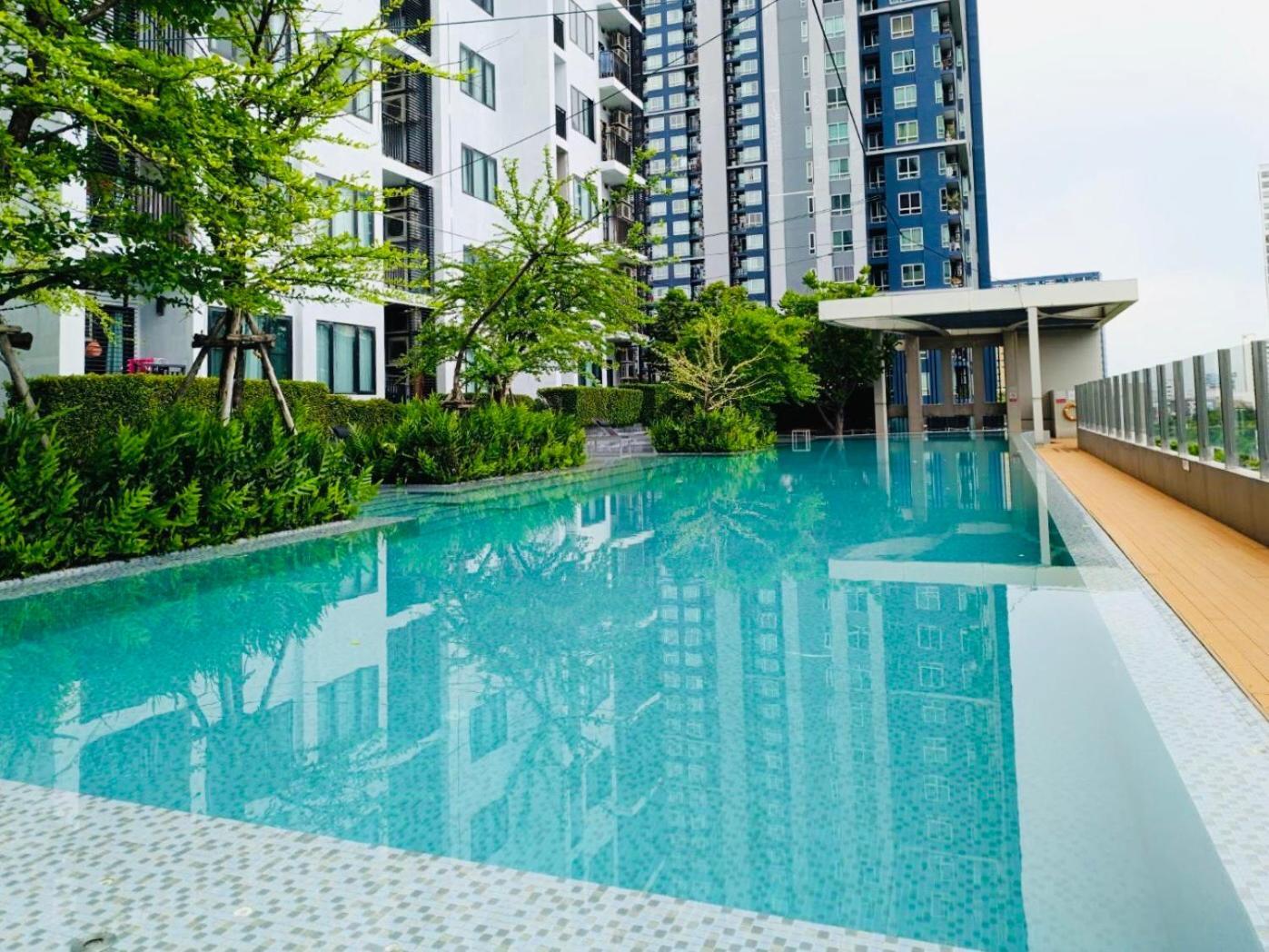 Cozy Poolside In Prime Location In On Nut Area Apartment