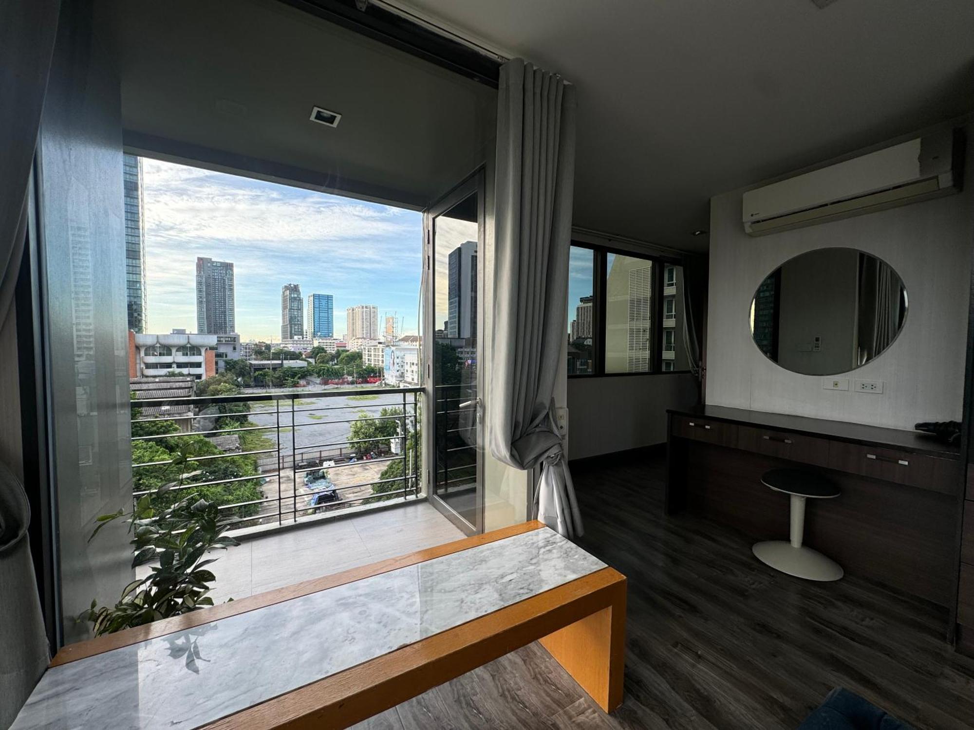 Apartment W8 Rise Lux Condo, 2 Bedroom Private Floor, Hip Bkk 5 Min From Thonglo Bts Station, Ok After The Earthquake Bangkok