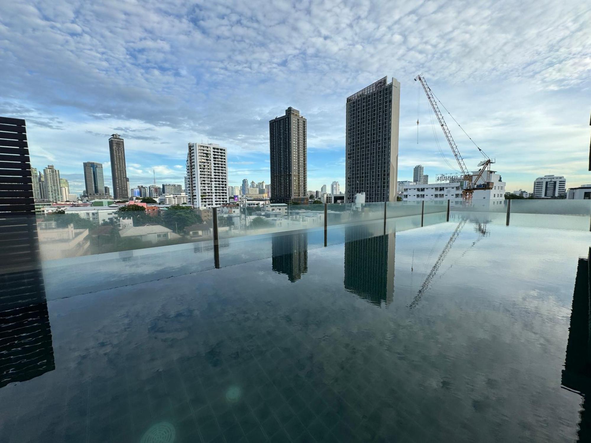 W8 Rise Lux Condo, 2 Bedroom Private Floor, Hip Bkk 5 Min From Thonglo Bts Station, Ok After The Earthquake Bangkok