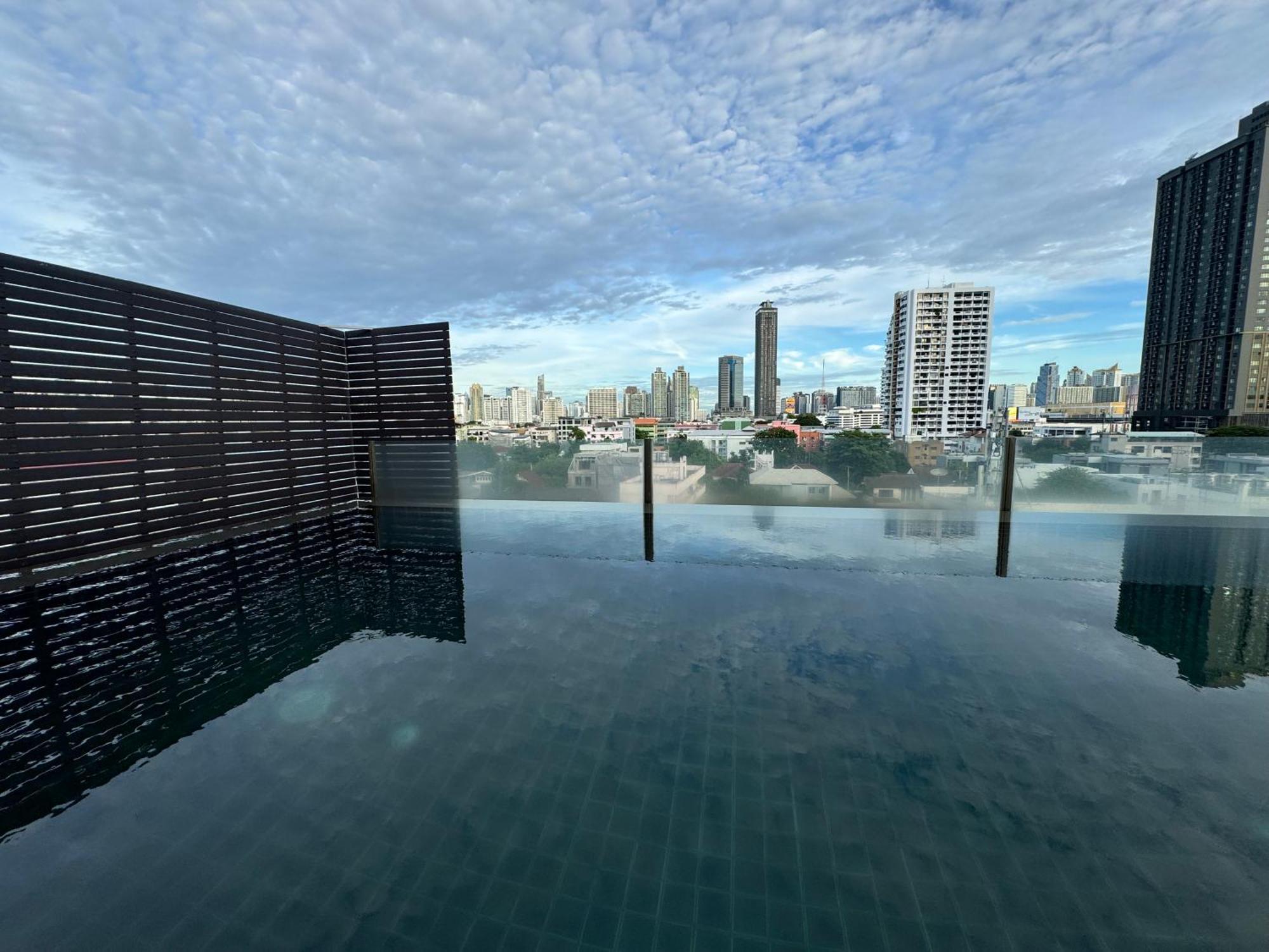 W8 Rise Lux Condo, 2 Bedroom Private Floor, Hip Bkk 5 Min From Thonglo Bts Station, Ok After The Earthquake