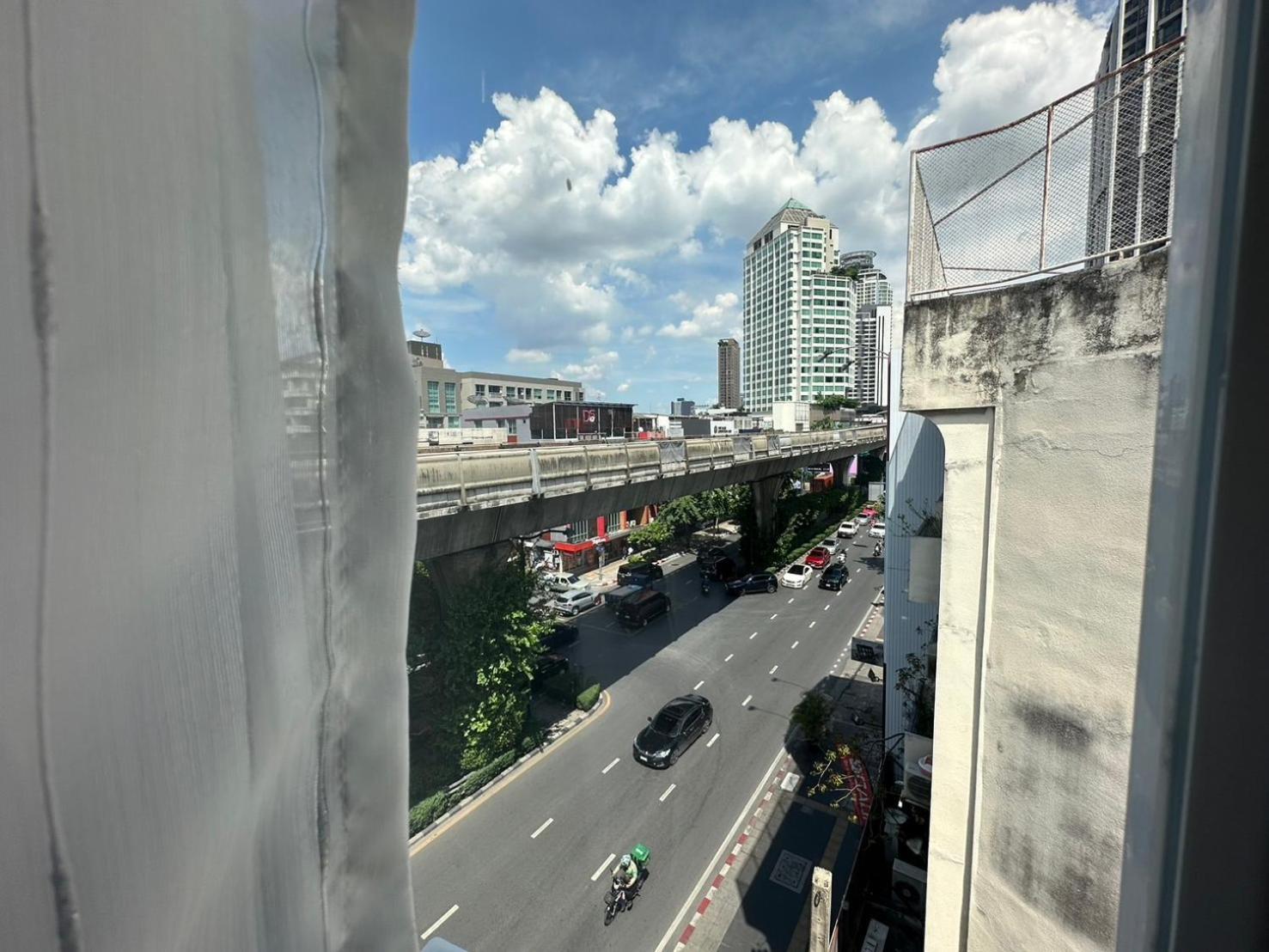 Albergue The White Den Sukhumvit 44 *