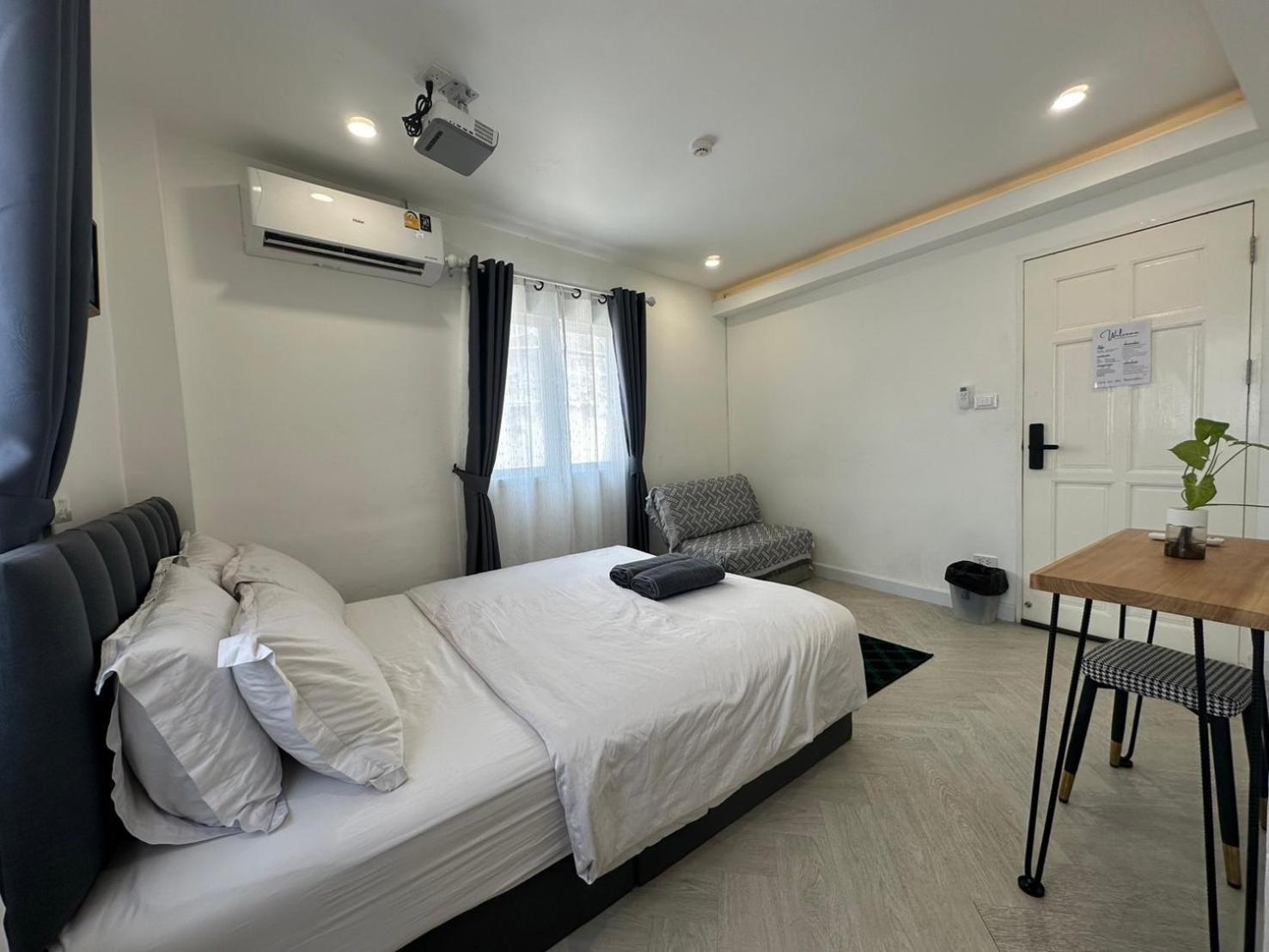 The White Den Sukhumvit 44 Banguecoque