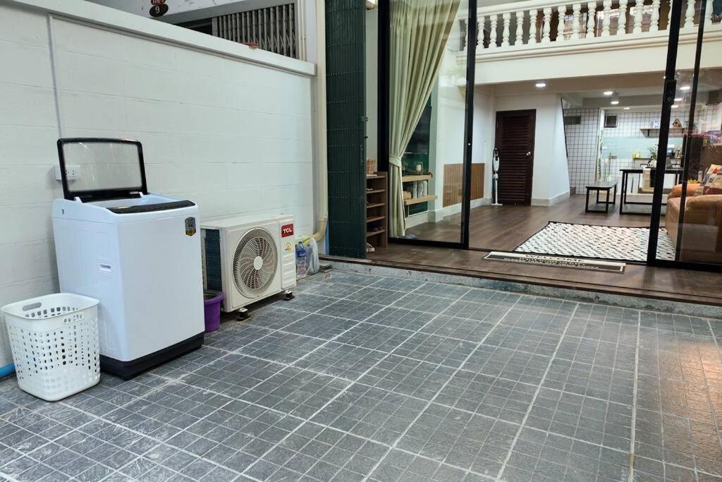 Cozy House Sathorn 11 12 Pax Free Pick Up Airport Holiday home