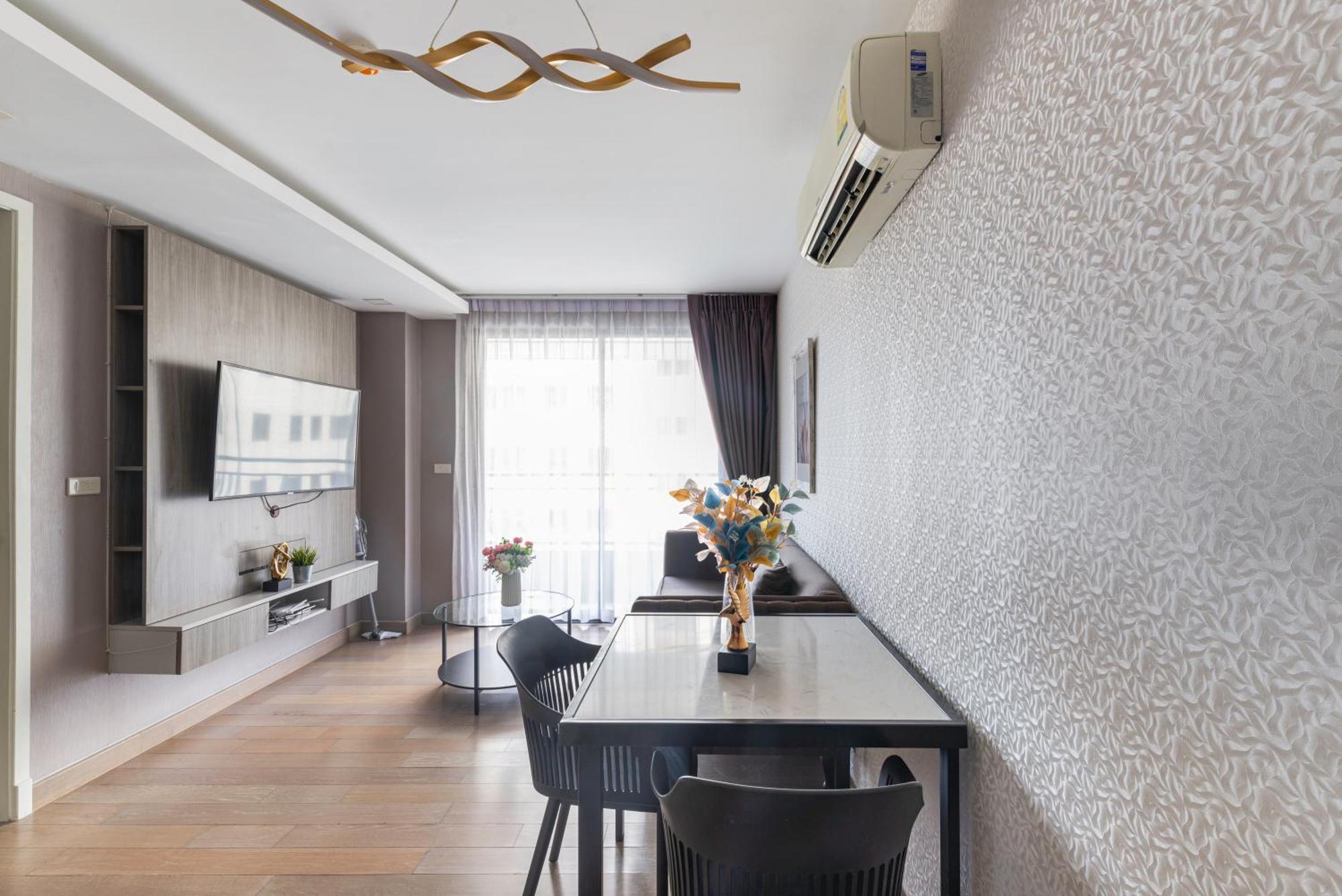 Dazzle Sukhumvit 7 By Lefoyer Apartment