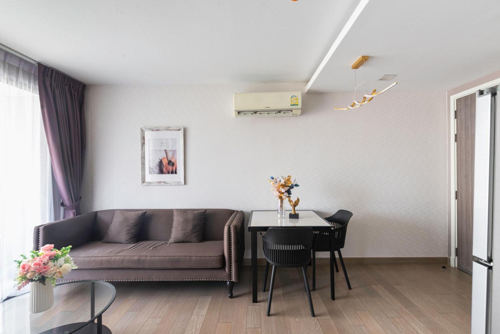 Dazzle Sukhumvit 7 By Lefoyer Apartment Bangkok
