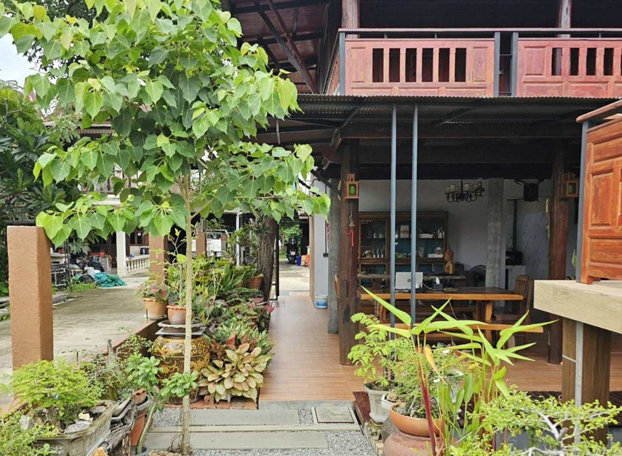 Nipatra Hotel *