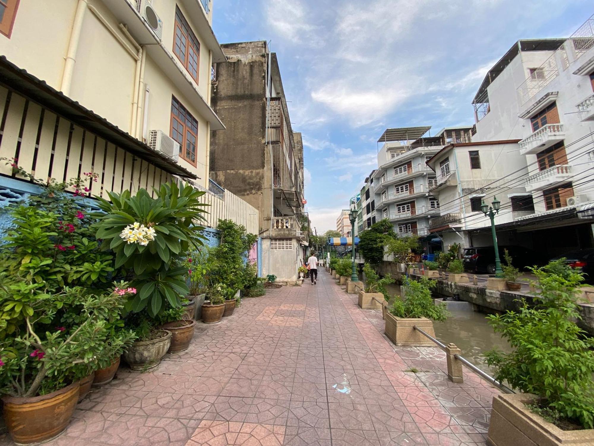 Neighborhood Hostel *