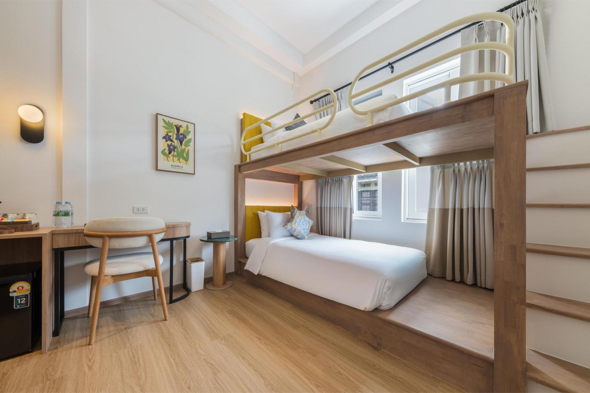 Upstairs At Ton Ton 3*