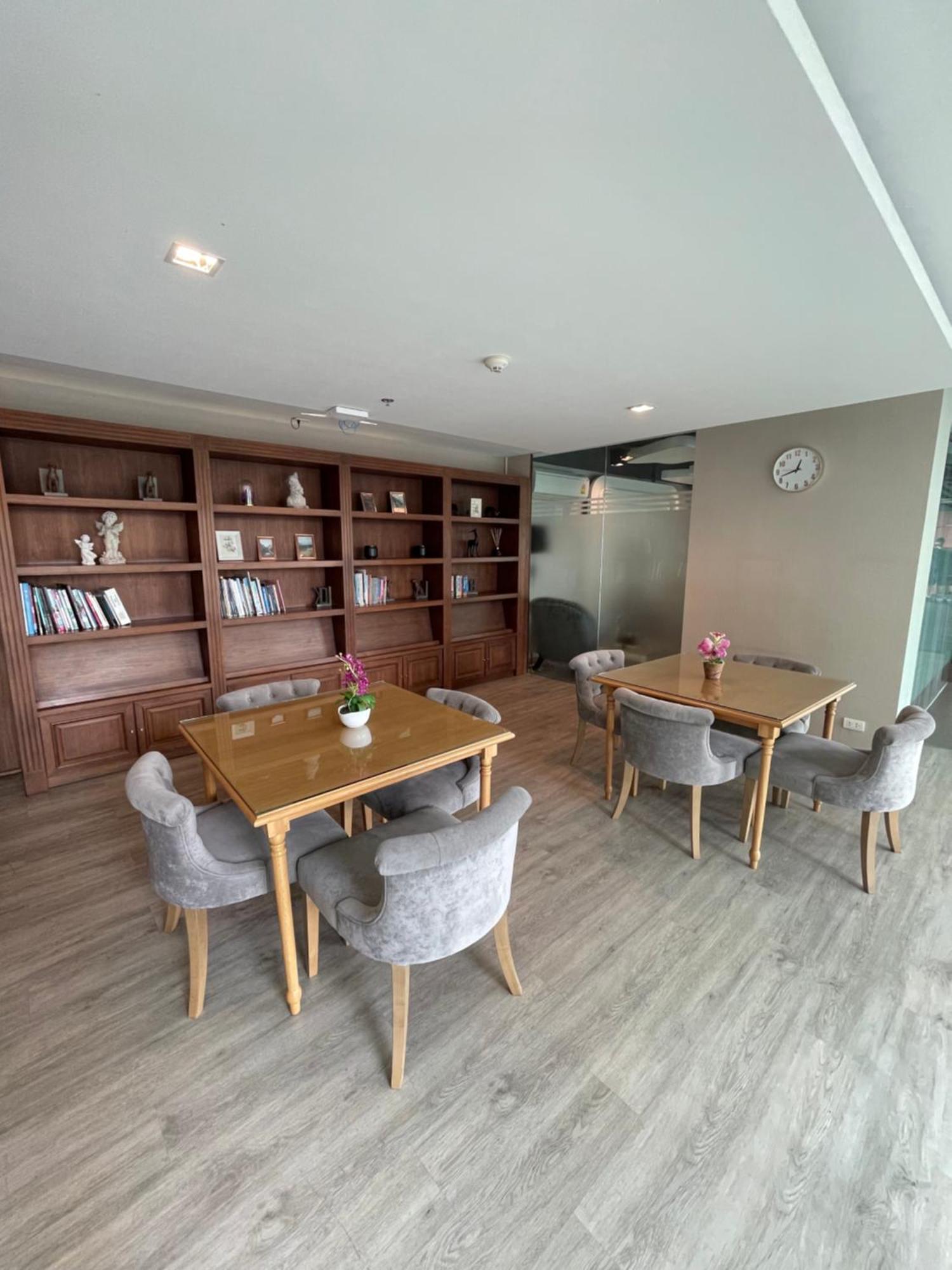 Apartment Thonglor Luxury Sleek In *