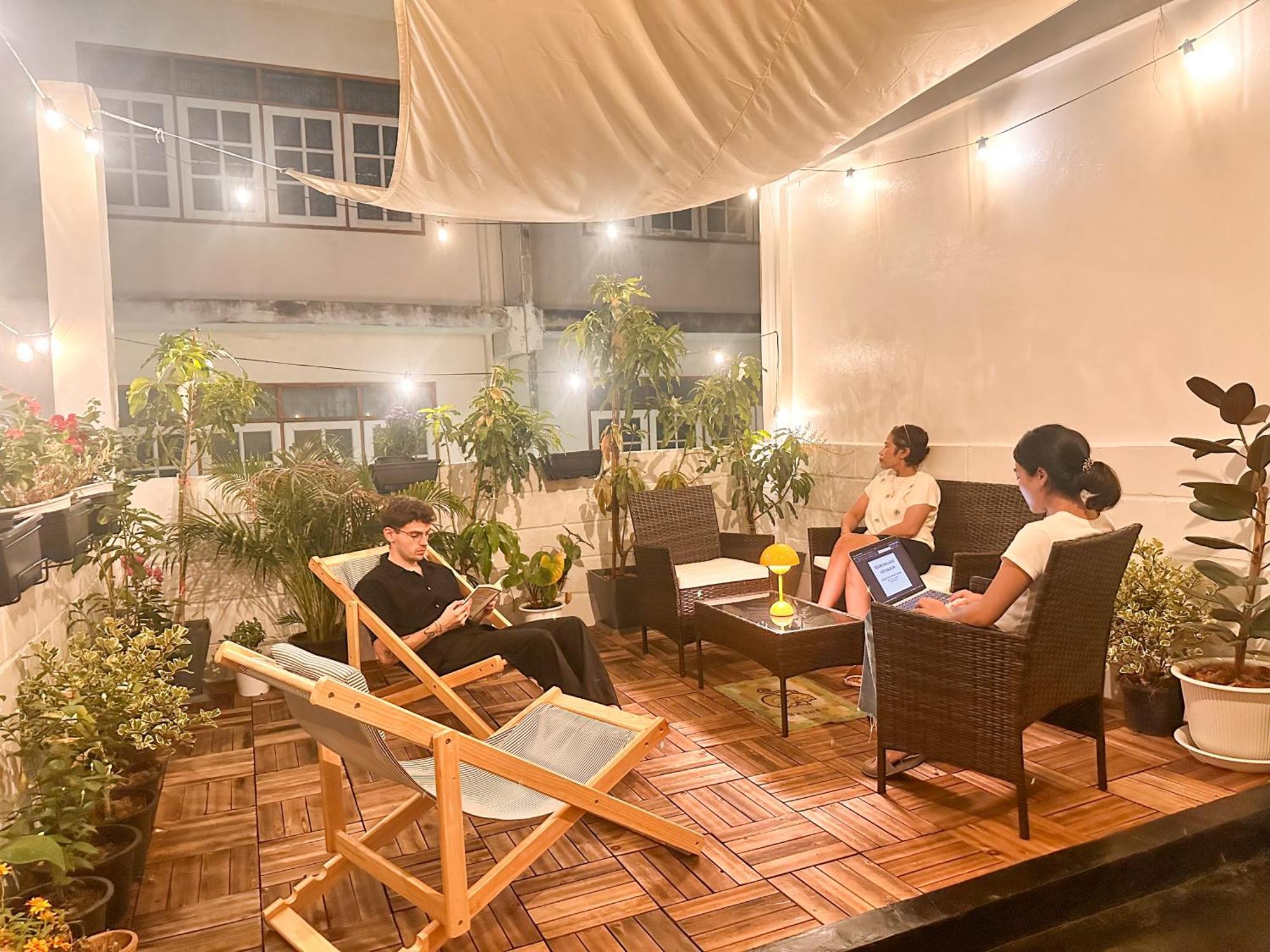 Neighborhood Hostel *