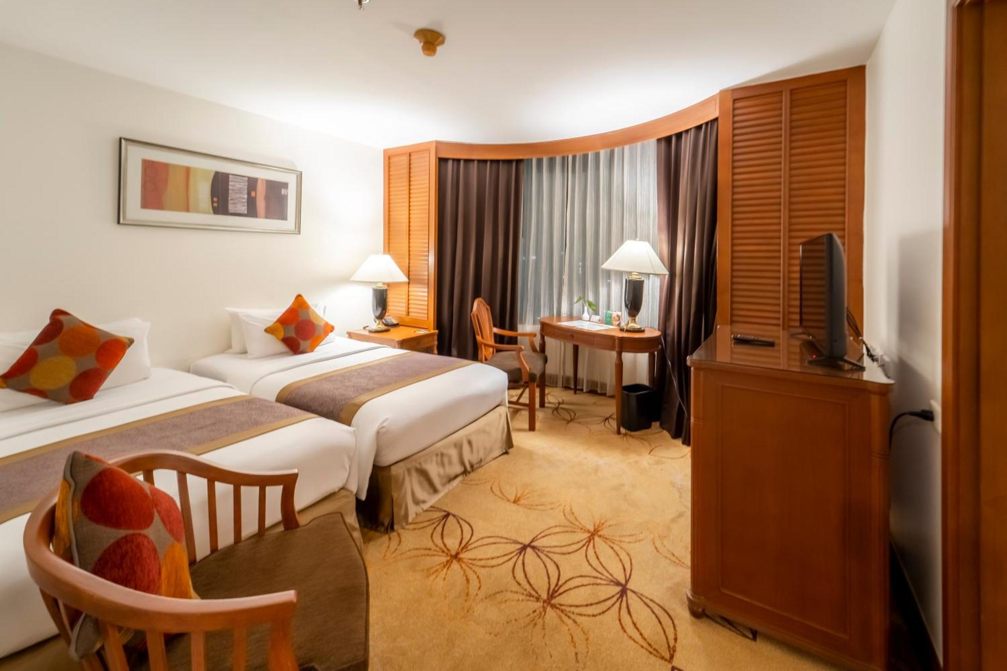 Century Park Hotel 4*