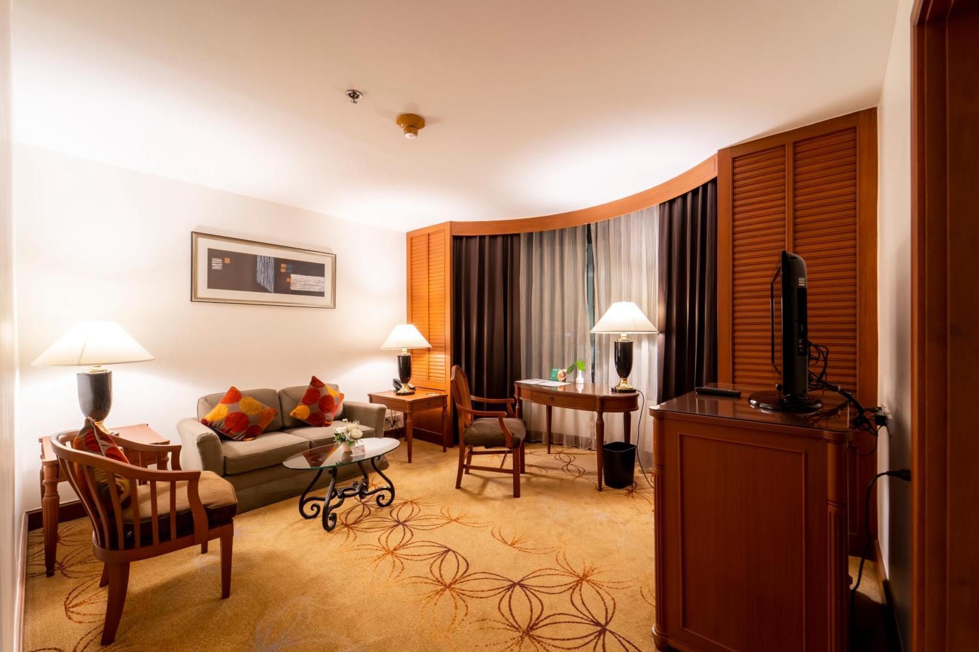 Century Park 4*