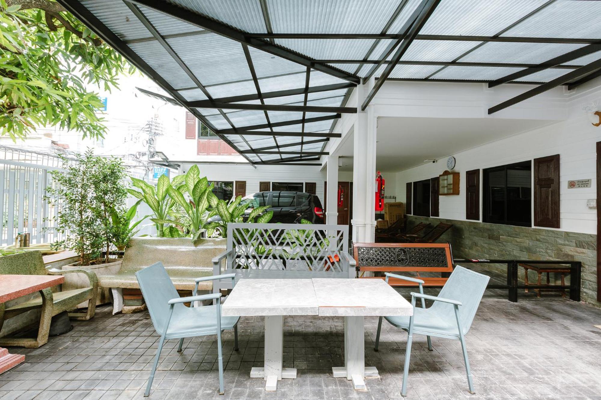 Diff Hostel