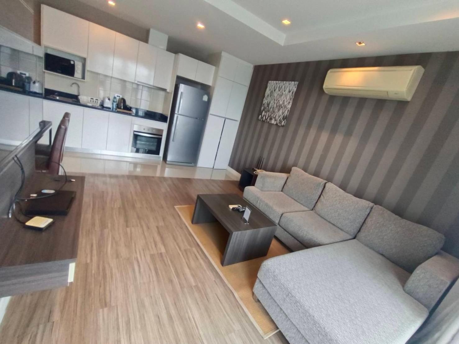 J Thonglor 8 *