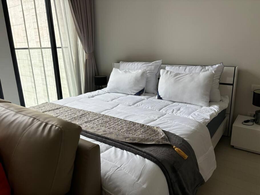 King Bed Apartment Bangkok