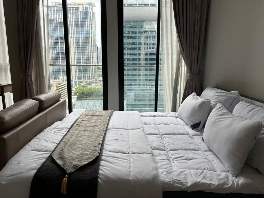 King Bed Apartment Bangkok