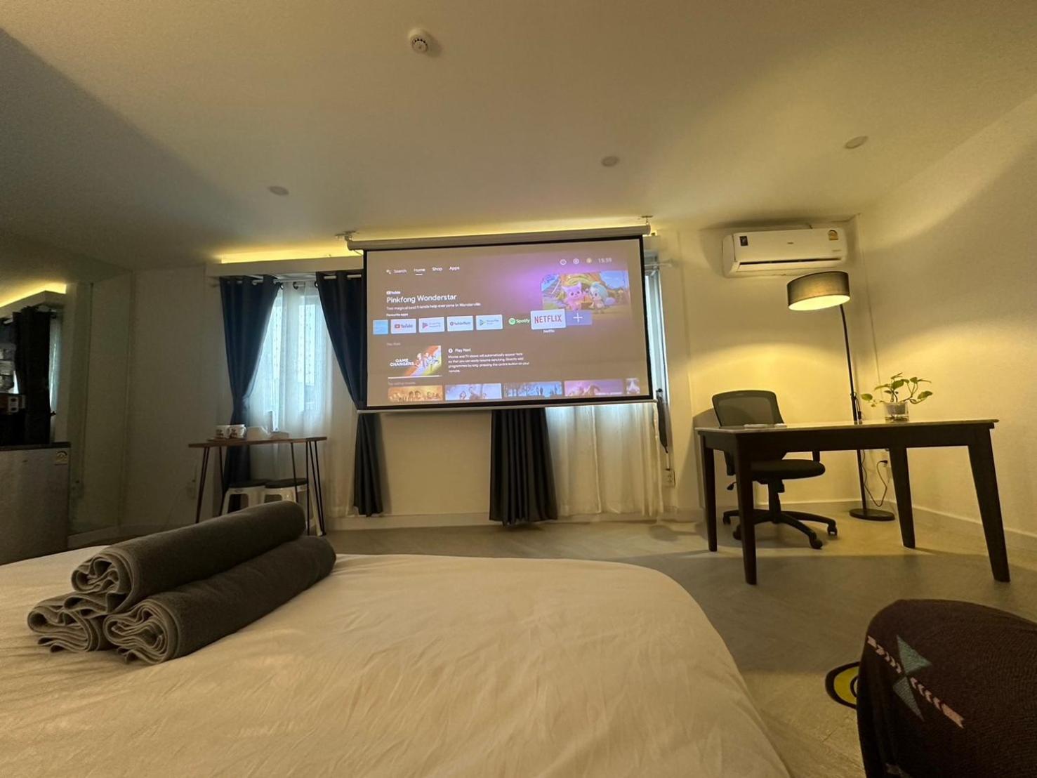 The White Den Sukhumvit 44 * Banguecoque