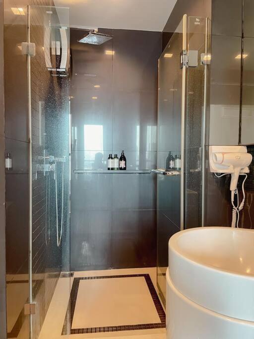 Opulence Riverview With Train Access Apartment