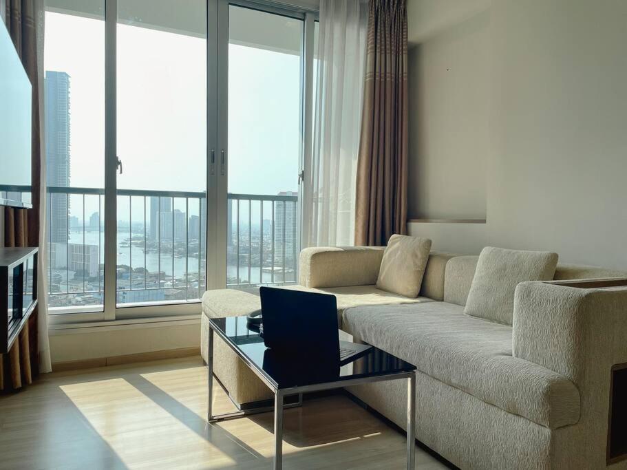 Opulence Riverview With Train Access Apartment