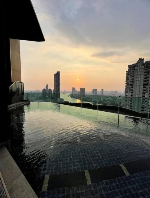 Opulence Riverview With Train Access Apartment *