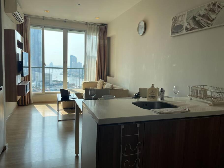 Opulence Riverview With Train Access Apartment