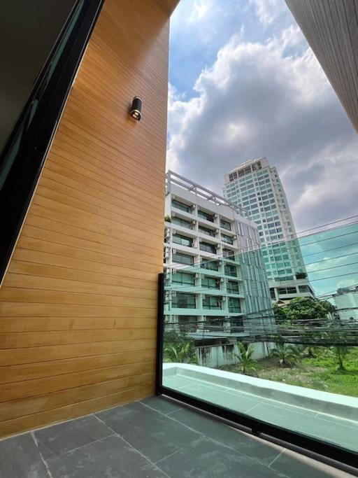 New Stylish Modern 4br 12pax 200m Bts Phrakhanong