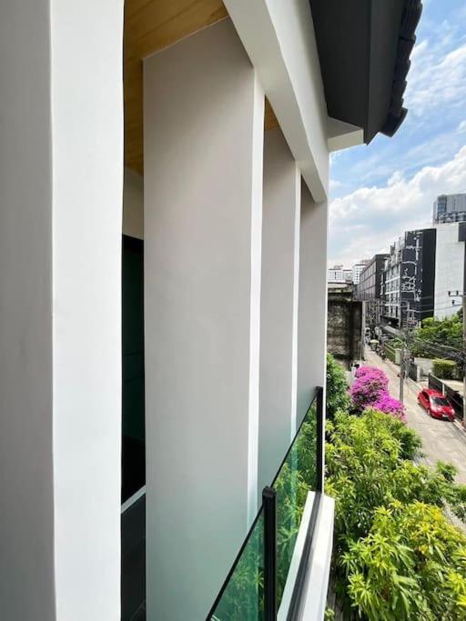 Holiday home New Stylish Modern 4br 12pax 200m Bts Phrakhanong *