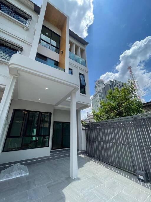 New Stylish Modern 4br 12pax 200m Bts Phrakhanong Holiday home