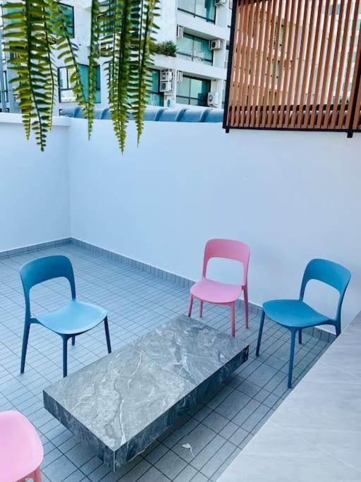New Stylish Modern 4br 12pax 200m Bts Phrakhanong Holiday home
