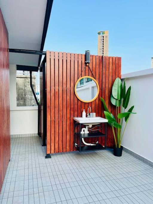 New Stylish Modern 4br 12pax 200m Bts Phrakhanong Holiday home