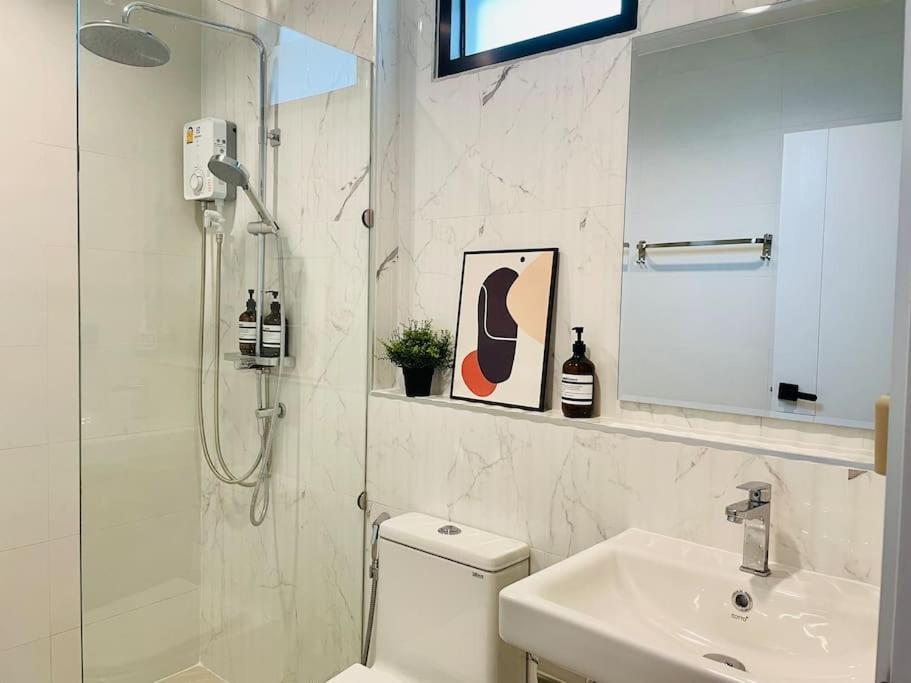 New Stylish Modern 4br 12pax 200m Bts Phrakhanong Holiday home Bangkok
