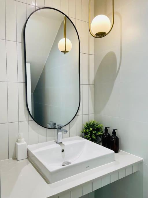 New Stylish Modern 4br 12pax 200m Bts Phrakhanong Bangkok