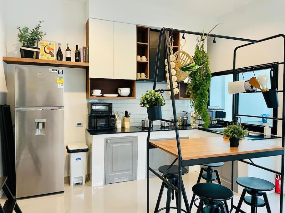 Holiday home New Stylish Modern 4br 12pax 200m Bts Phrakhanong