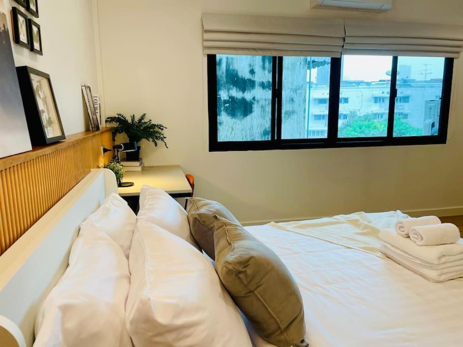 Holiday home New Stylish Modern 4br 12pax 200m Bts Phrakhanong *