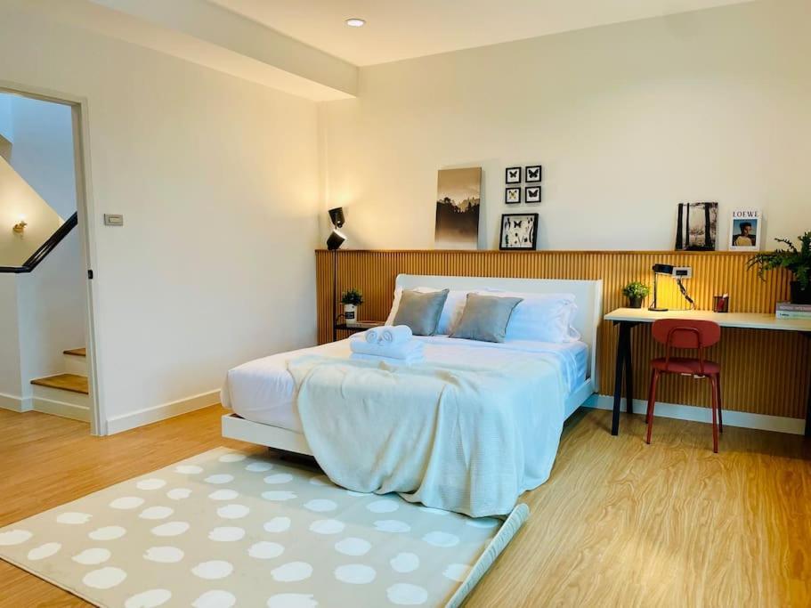 Holiday home New Stylish Modern 4br 12pax 200m Bts Phrakhanong