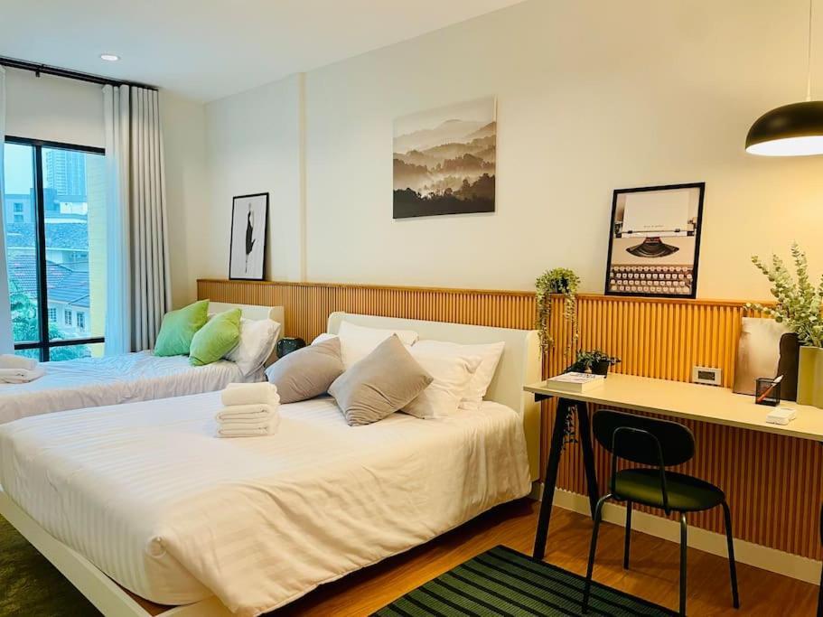 Holiday home New Stylish Modern 4br 12pax 200m Bts Phrakhanong *