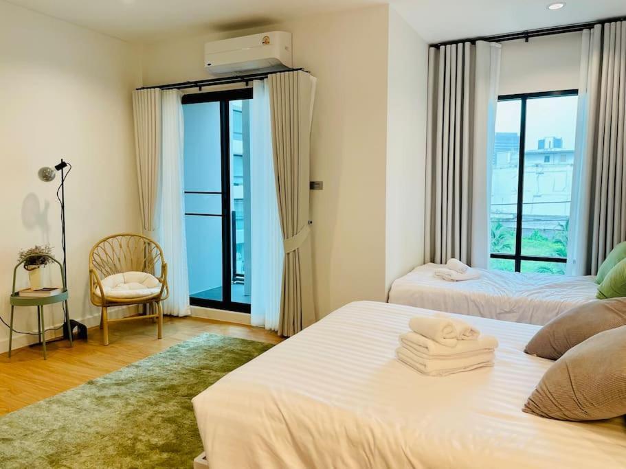 Holiday home New Stylish Modern 4br 12pax 200m Bts Phrakhanong
