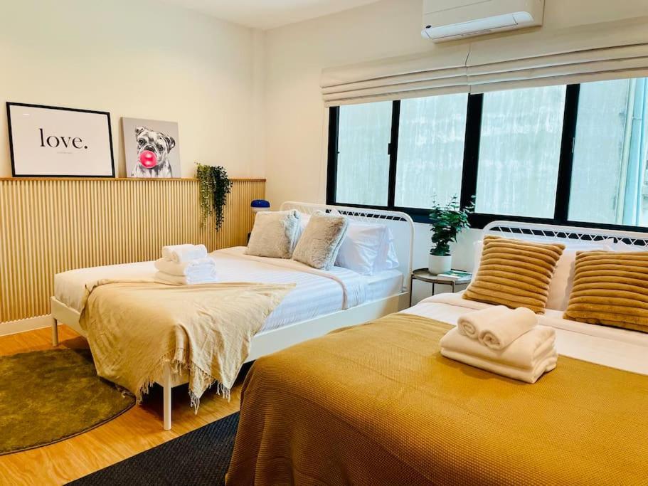 New Stylish Modern 4br 12pax 200m Bts Phrakhanong Bangkok