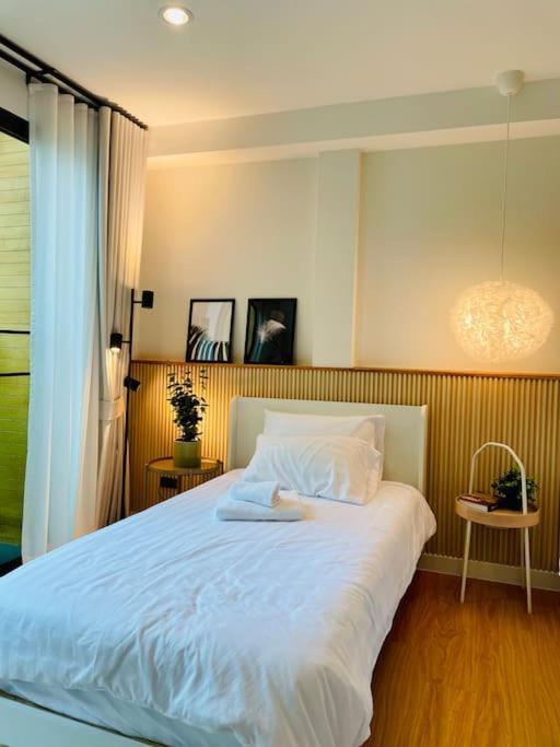 New Stylish Modern 4br 12pax 200m Bts Phrakhanong Holiday home *