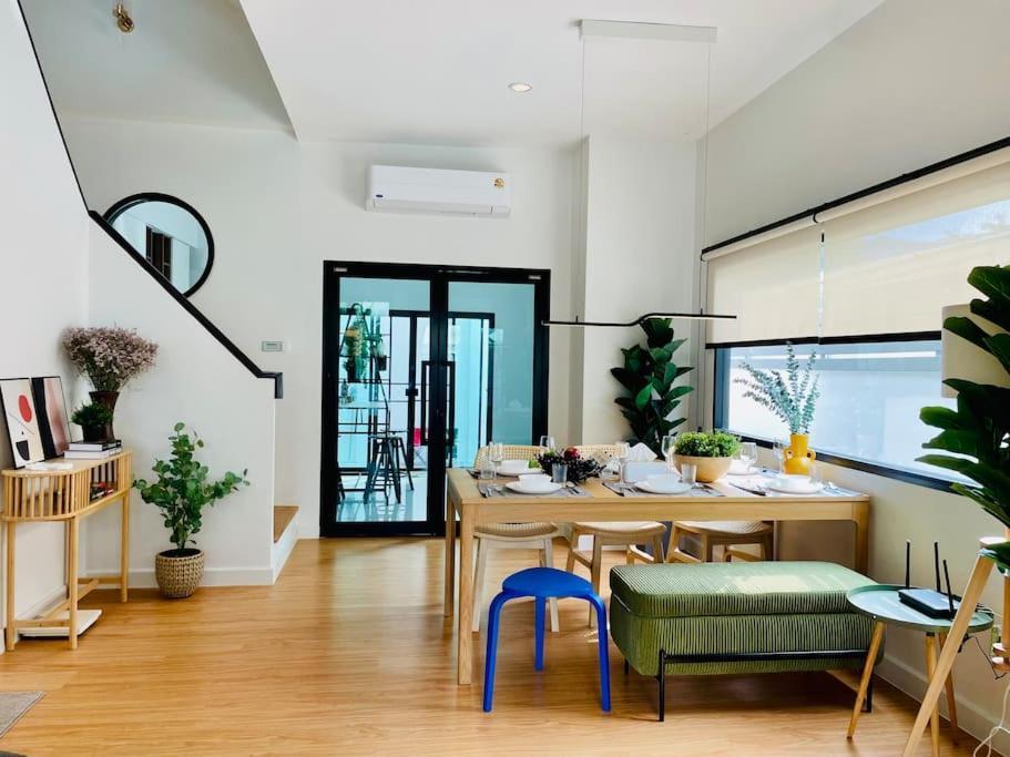 Holiday home New Stylish Modern 4br 12pax 200m Bts Phrakhanong *